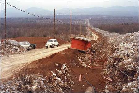 Vzporedno s cevovodom je na trasi položen dvojni kablovod za električno napajanje.